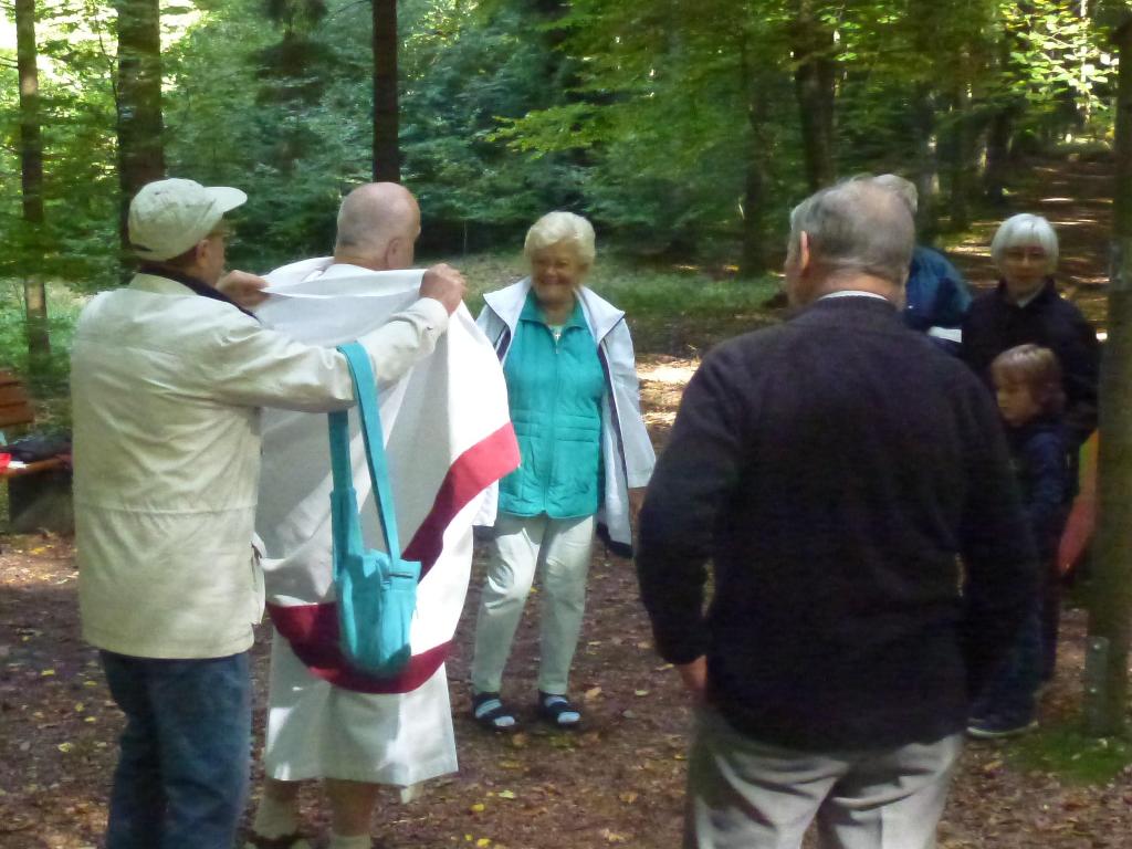 -- 11.jpg [Die Besucher helfen dem Senator in die Toga, wohl ...]